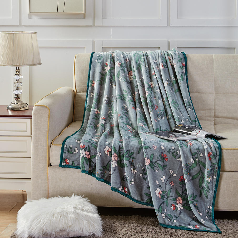 Leaf floral print flannel blanket: a warm companion for ultimate moisture absorption and thermal insulation
